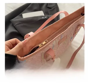 Dettaglio della borsa shopper rosa con cerniera in metallo e tessuto strutturato
