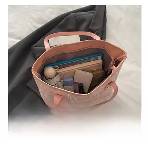 Borsa tote rosa trapuntata con grande capacità con ombrello e tablet all'interno