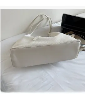 Détail d'un sac cabas tissé blanc cassé avec artisanat Intrecciato sur cuir souple