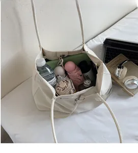 Vue intérieure du grand sac cabas crème montrant sa capacité pour parapluie et gourde