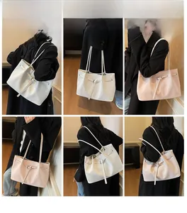 Vues détaillées du mannequin portant le sac fourre-tout blanc et rose sous plusieurs angles