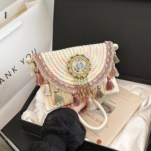 Borsa a tracolla tessuta bohémien con nappe colorate e ciondoli etnici in scatola