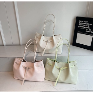 Sacs cabas minimalistes aux tons Morandi en similicuir grainé avec des boucles argentées
