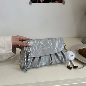 Sac Bandoulière Plissé Femmes Cuir PU Mode Chaîne Sac À Épaule Avec Pendentif Monstre En Peluche Style Nuage