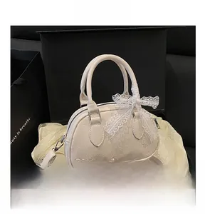 Dettaglio della borsa in pelle PU color crema con goffratura di cuore e personaggi