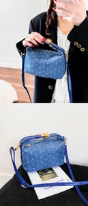Detail einer Vintage Denim-Schultertasche in Marineblau mit weißer Punktstruktur