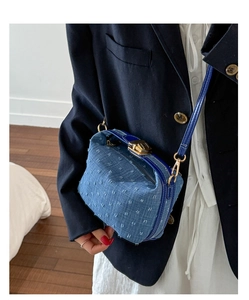 Detail der blauen Denim-Arzttasche mit weißen Punkten und goldenem Metallverschluss