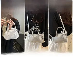 Dettagli della borsa con fiocco in pizzo che mostrano gli stili a mano e a tracolla