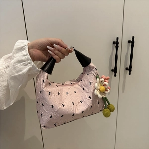 Sac hobo rose plissé à motif k avec charmant pendentif tournesol pour femmes chic