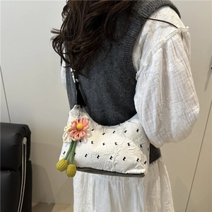 Sac à bandoulière blanc matelassé avec broderie K noire et breloque fleurie rose