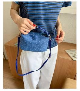 Detail der blauen Denim-Umhängetasche mit weißen 3D-Punkten und schmalem Schultergurt