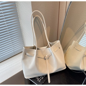 Détail du sac cabas blanc crème avec texture gaufrée tissée et boucle décorative