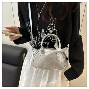 Mini borsa argento metallizzato con motivi a rilievo e fiocco in pizzo bianco elegante