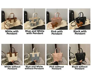Collage aus farblich abgesetzten Beuteltaschen mit 3D-Schmetterlingsprägung und Anhängern