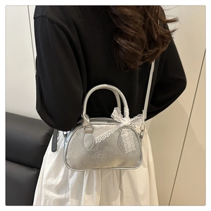 Borsa bowling argento Y2K con motivi a rilievo e un delicato fiocco in pizzo bianco