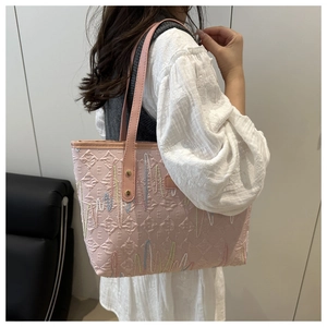 Borsa tote rosa strutturata con ricami colorati e dettagli di rivetti dorati