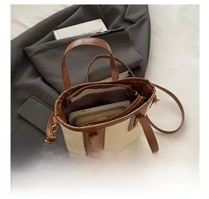 Vista interior del bolso bucket blanco roto con gran capacidad y bolsillo con cremallera