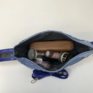 Blaue Denim Umhängetasche mit Fransen-Design und Einblick in das geräumige Innenfach