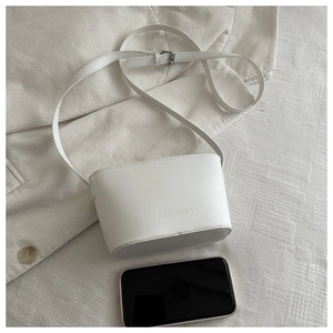 Mini sac seau blanc avec smartphone pour l'échelle sur tissu en velours côtelé