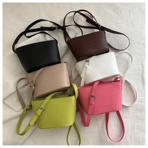 Gruppenanzeige von Mini-Eimertaschen in sechs Farben mit matten Oberflächen und Trägern