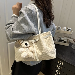 Beige woven texture tote bag with a cute bear pendant for trendy summer daily commuting