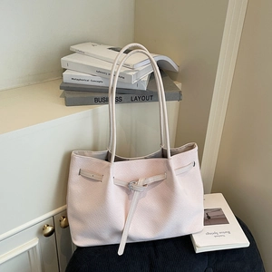 Sac fourre-tout tissé rose clair minimaliste avec sangles pour un transport quotidien chic