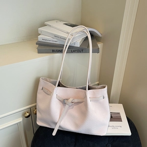 Sac fourre-tout tissé chic en rose beige avec boucle et longues poignées pour femme