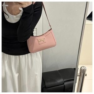 Borsa sottobraccio in ecopelle rosa con dettaglio fiocco dorato e tracolla sottile