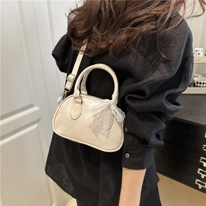 Mini borsa bowling chic color crema con fiocco in pizzo e goffratura da donna