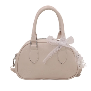 Borsa bowling beige goffrata Sanrio con fiocco in pizzo e tracolla rimovibile