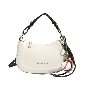 Sac à bandoulière semi-circulaire blanc crème chic avec poignée marron et charme baseball