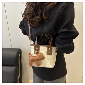 Französische Bucket-Tasche in Cremeweiß mit Schmetterlingsprägung und Hundeanhänger