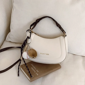 Sac Bandoulière Demi-Lune Chic en Cuir PU pour Femmes Blanc Cassé Poignée Contrastée Sac Hobo Avec Charme de Baseball Petit Sac Carré
