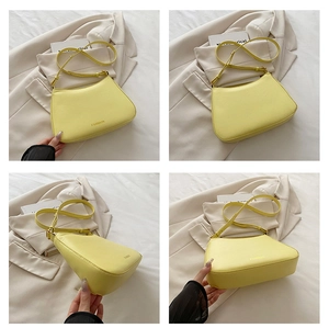 Mehrwinkelansicht einer hellgelben Leder-Schultertasche mit verstellbarer Gold-Schnalle