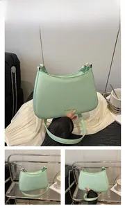 Detailansicht der mintgrünen Satteltasche mit goldener FASHION-Prägung aus glattem PU