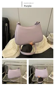 Detailansicht der lila minimalistischen Hobo-Tasche mit goldenem Logo und Schultergurt