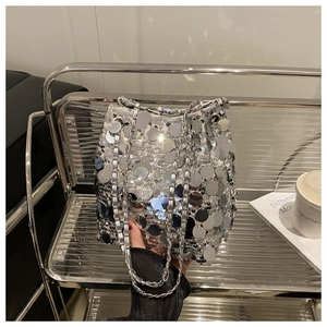Détail du sac seau argenté avec paillettes rondes réfléchissantes et chaîne en métal