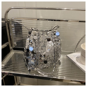 Vue détaillée du sac seau à paillettes argentées avec chaîne et disques réfléchissants