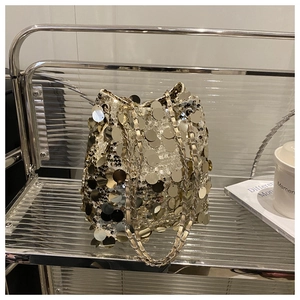 Détails de grandes paillettes dorées et bandoulière en chaîne sur un mini sac seau