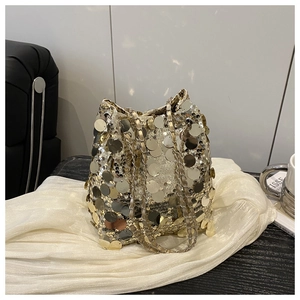 Détails des paillettes dorées et bandoulière chaîne sur ce sac seau de soirée chic