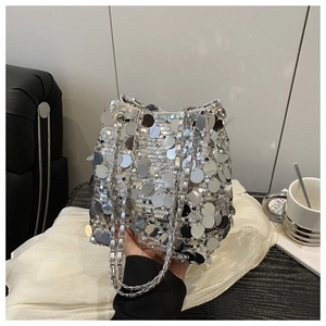 Détail du sac seau à paillettes argentées avec finition métallique et bandoulière