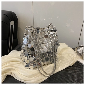 Vue détaillée des paillettes argentées scintillantes et de la chaîne de ce sac seau