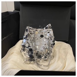 Vue détaillée du sac seau à paillettes argentées avec chaîne dans un coffret cadeau