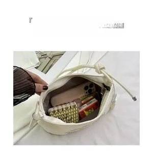 Ruime beige lederen tas met opbergruimte voor telefoon en cosmetica binnenin