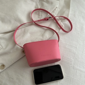 Sac seau en cuir mat rose avec logo Fanyissa présenté sous un angle de 45 degrés