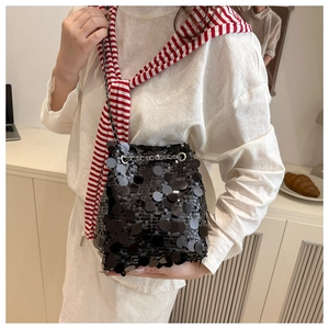 Gros plan du sac seau à paillettes noires avec chaîne argentée et écailles brillantes