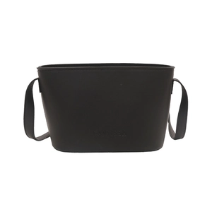 Sac seau minimaliste en cuir noir mat avec logo de marque et fine bandoulière
