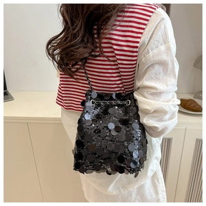 Détail du sac seau à paillettes noires avec bandoulière chaîne et fermeture à cordon