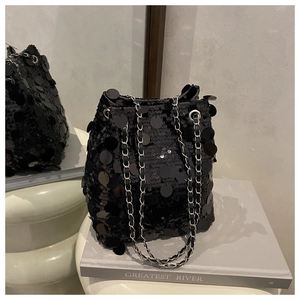 Gros plan du sac seau à paillettes noires avec disques brillants et bandoulière chaîne