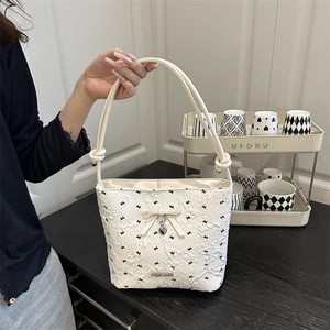 Borsa a Secchiello in Pelle PU Plissettata 3D Donna Fiocco Pendente a Cuore Borsa a Tracolla Dolce Semplice Moda Urbana